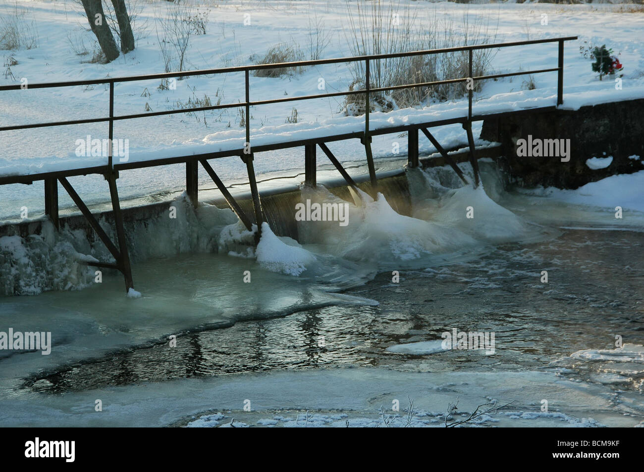 Petit barrage dans l'hiver avec l'eau gelée Banque D'Images