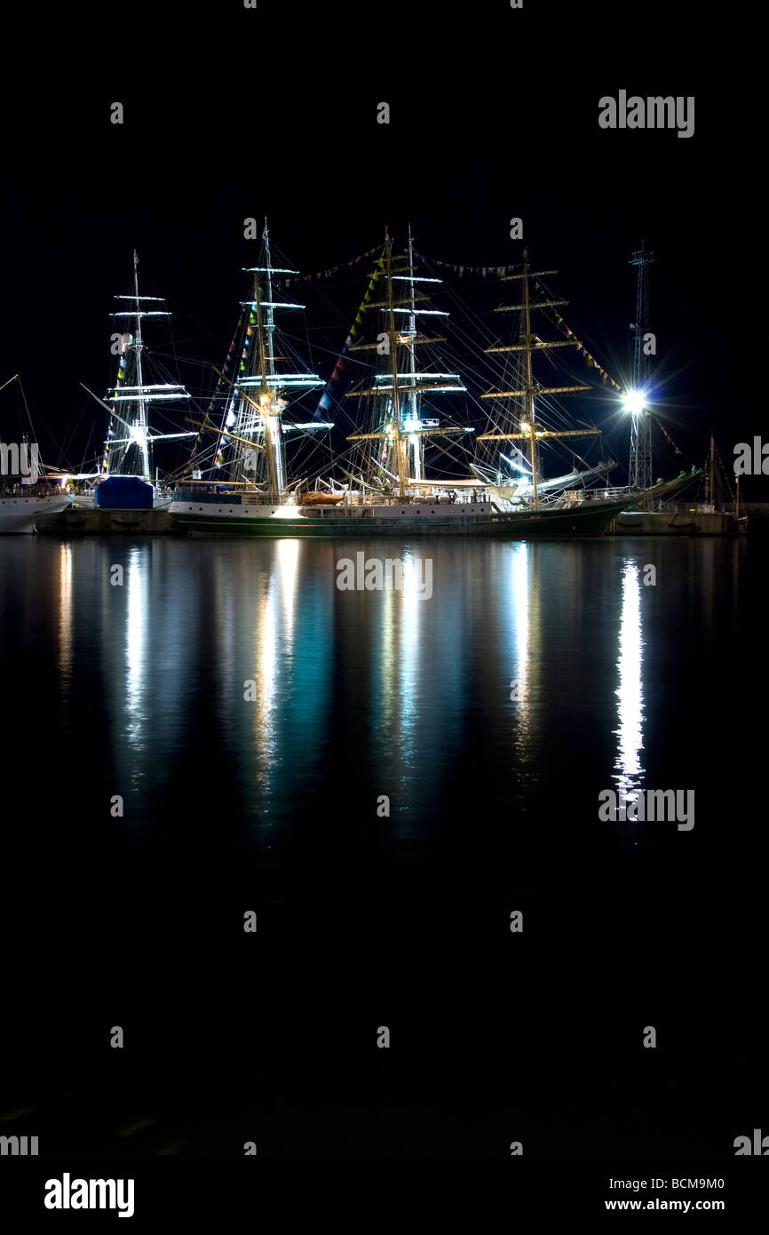 Photo de nuit dès le début de la course des grands voiliers 2009 à Gdynia. Banque D'Images