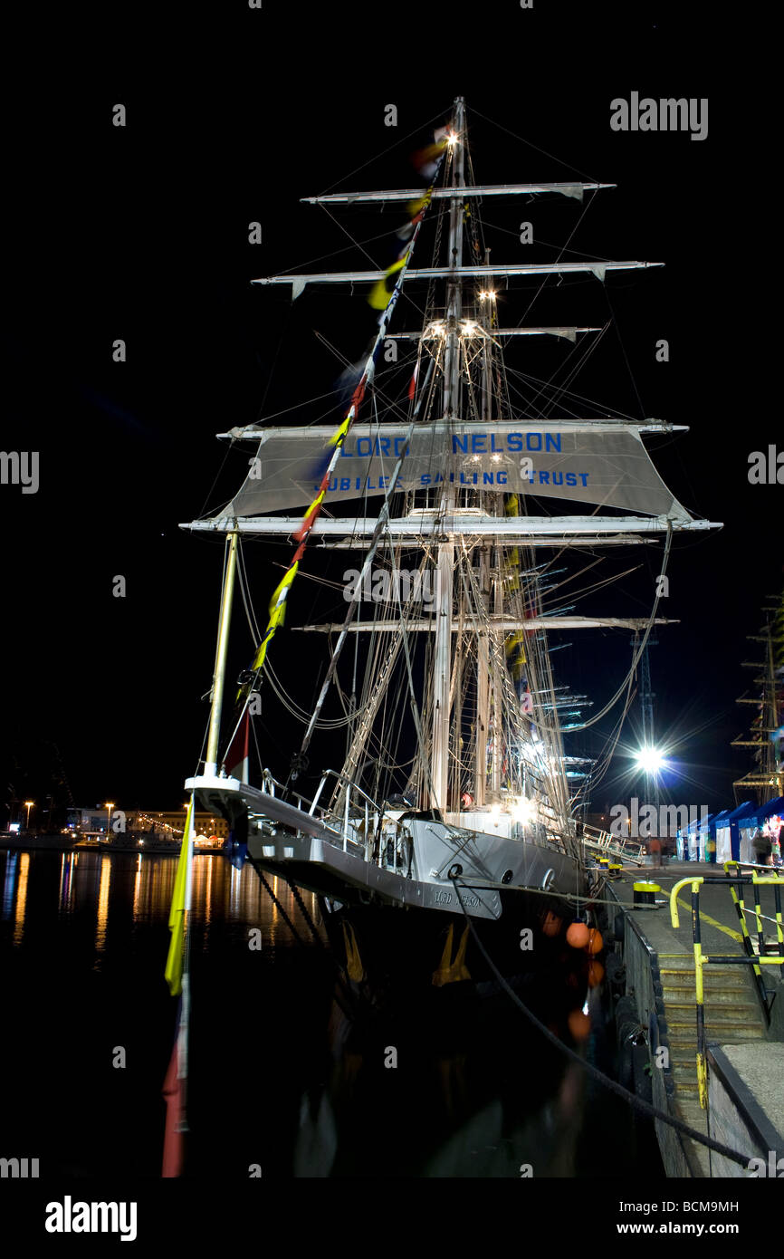 Photo de nuit dès le début de la course des grands voiliers 2009 à Gdynia. 'Lord Nelson' Classe d'un navire. Banque D'Images