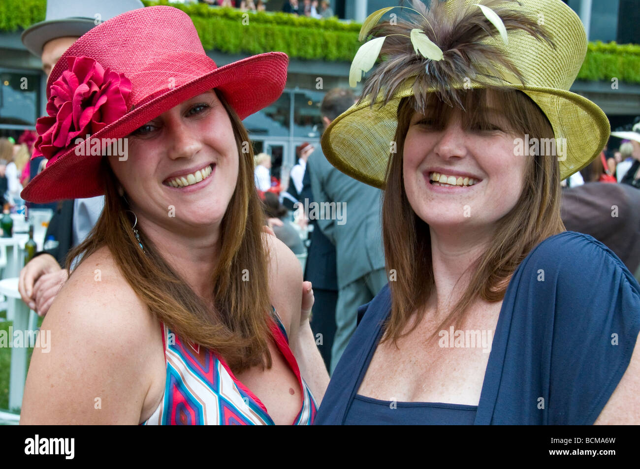 Deux dames posant pour une photographie au Royal Ascot, les courses de chevaux, Mesdames Jour, Berkshire, England, UK Banque D'Images