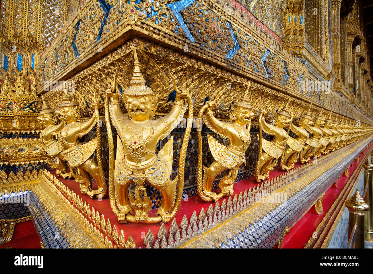 Ornement or patter statuettes Temple du Bouddha Émeraude Le Grand Palace Bangkok Thaïlande Banque D'Images