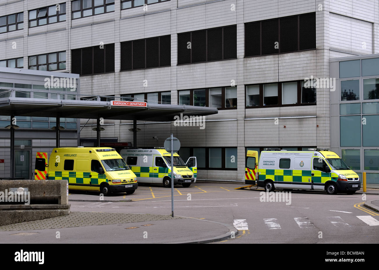 Ambulances à l'Hôpital John Radcliffe, Headington, Oxford, England, UK Banque D'Images