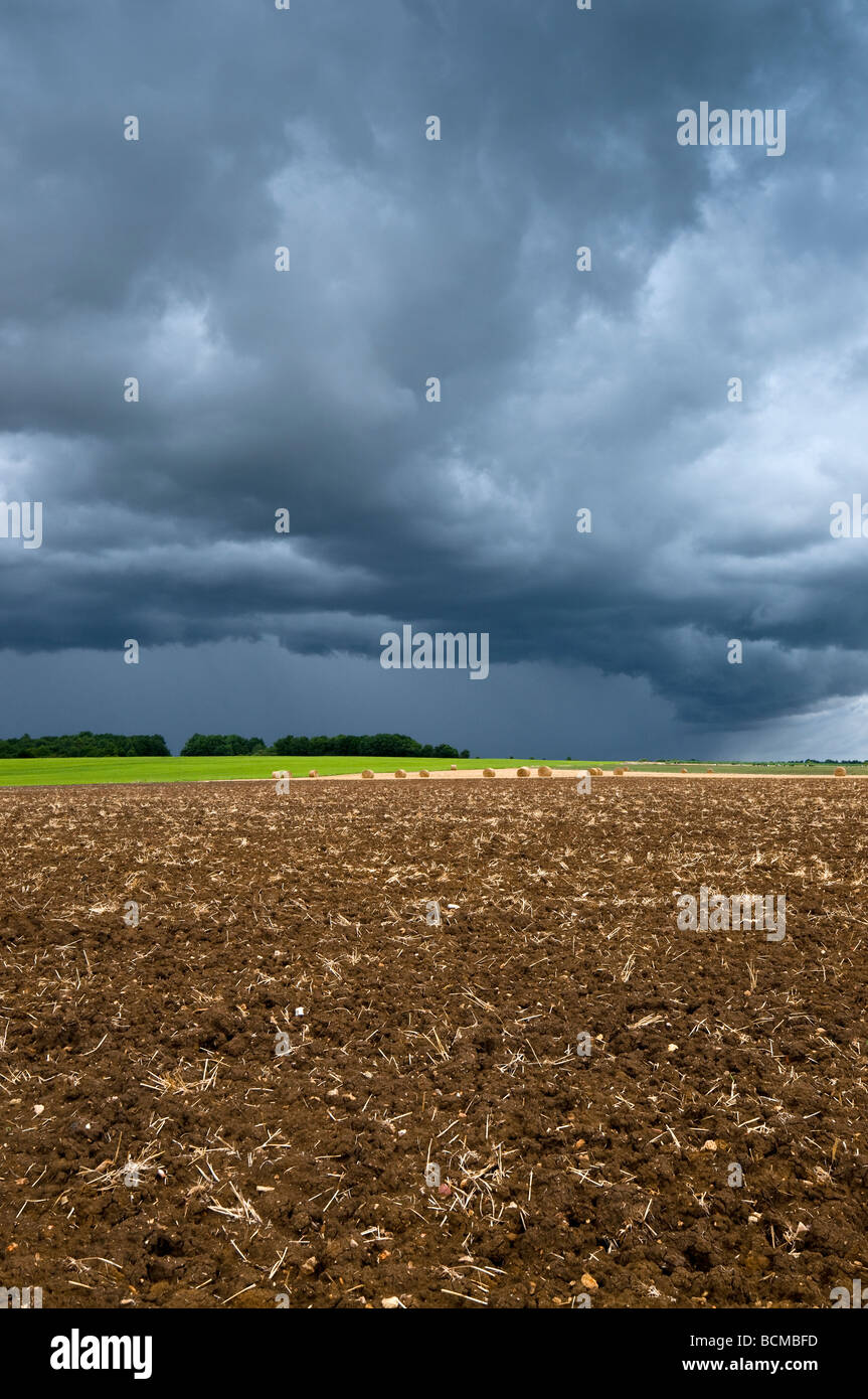 Gathering storm clouds over farmland - sud-Touraine, France. Banque D'Images