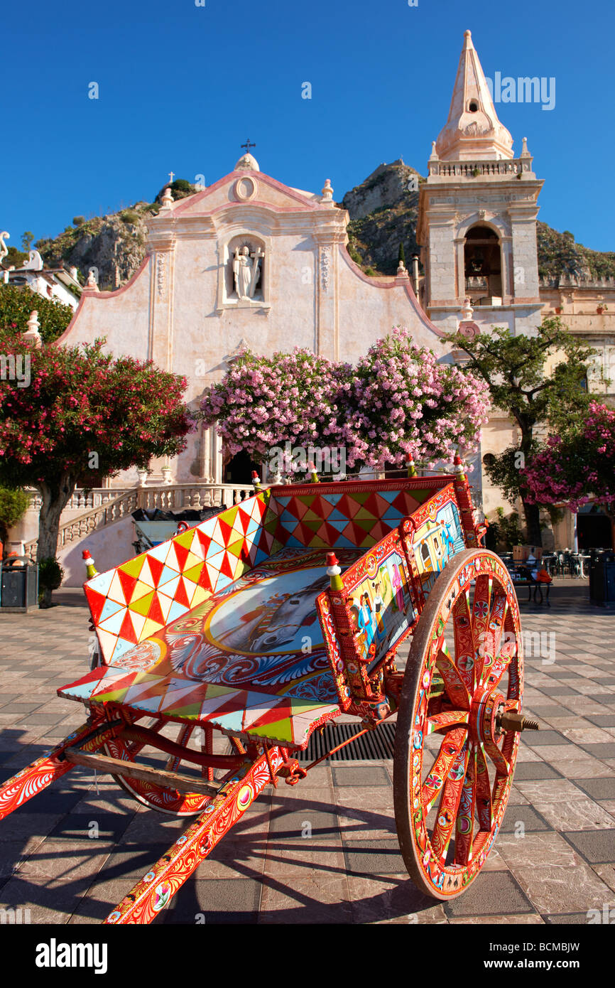 Art folklorique sicilien traditionnel sur une charrette en bois illustrant des contes folkloriques de Sicile - Taormina, Sicile Banque D'Images