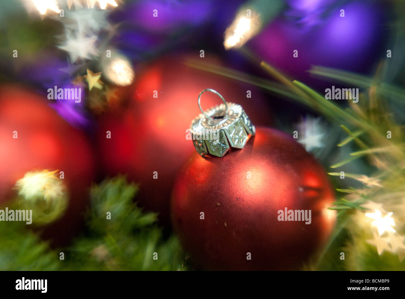 Focus sélectif d'ornement de Noël rouge avec des lumières et de pins autour d'elle Banque D'Images