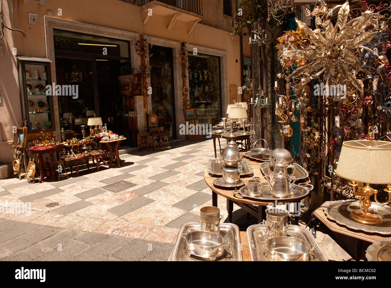 Magasins d'antiquités dans la rue principale de Taormina, Sicile Banque D'Images