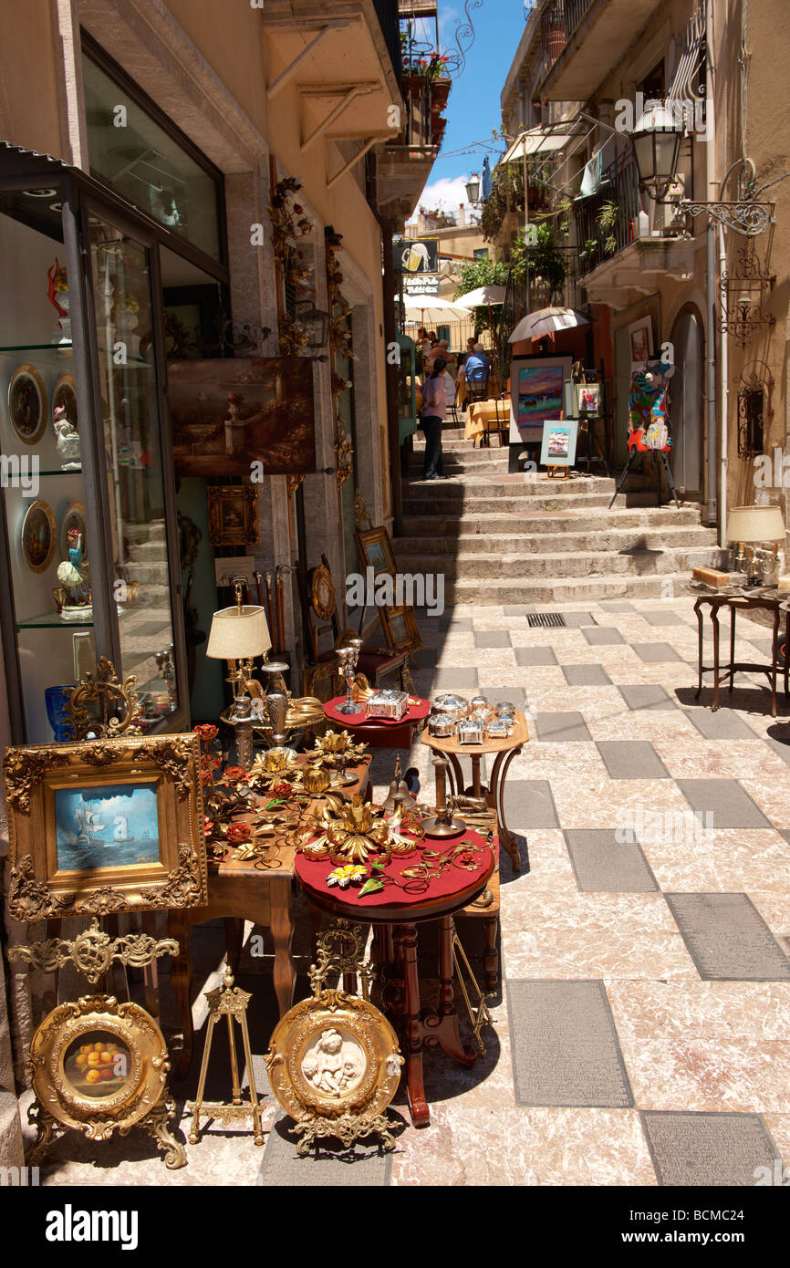 Magasins d'antiquités dans la rue principale de Taormina, Sicile Banque D'Images