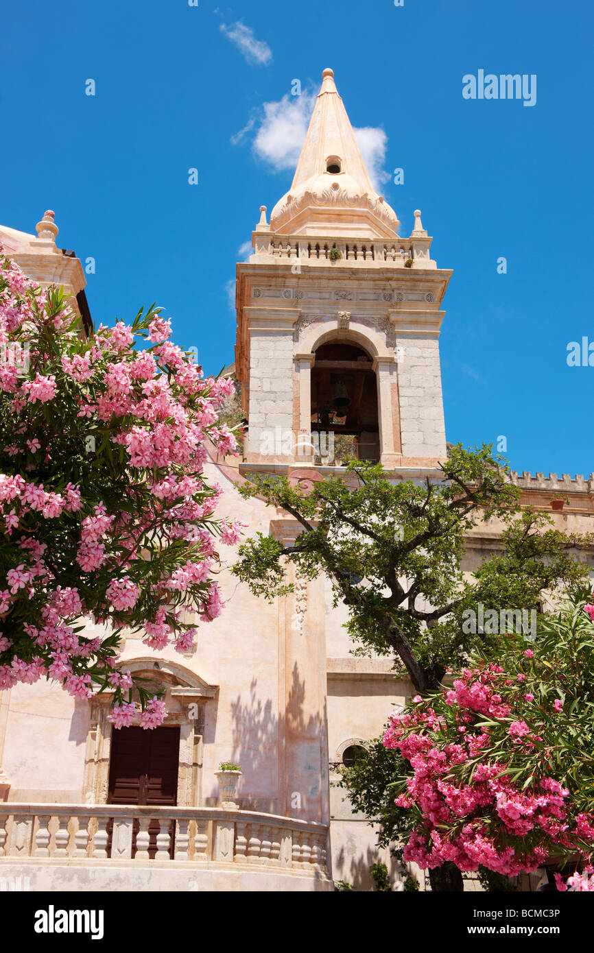 Eglise de Saint Giuseppe sur la Plaza ix Aprile avec arbres en fleurs - Taormina, Sicile Banque D'Images