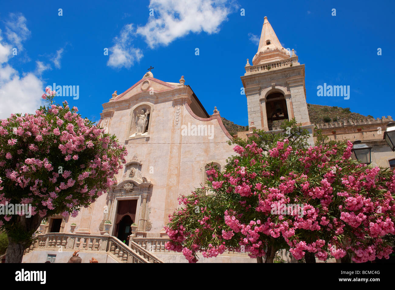 Eglise de Saint Giuseppe sur la Plaza ix Aprile avec arbres en fleurs - Taormina, Sicile Banque D'Images