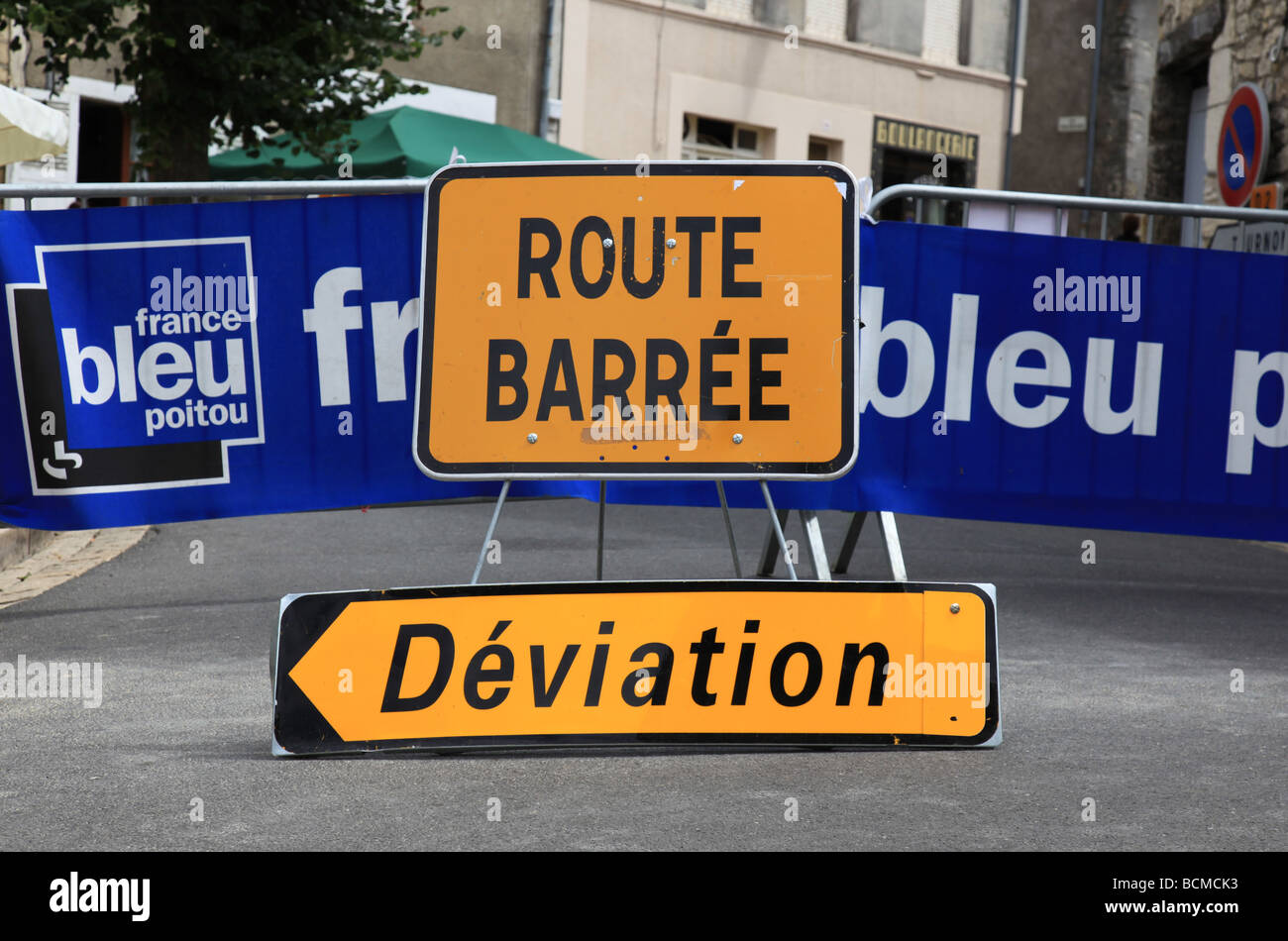 Itinéraire de déviation de la route barree - signes de détournement de bloc Banque D'Images