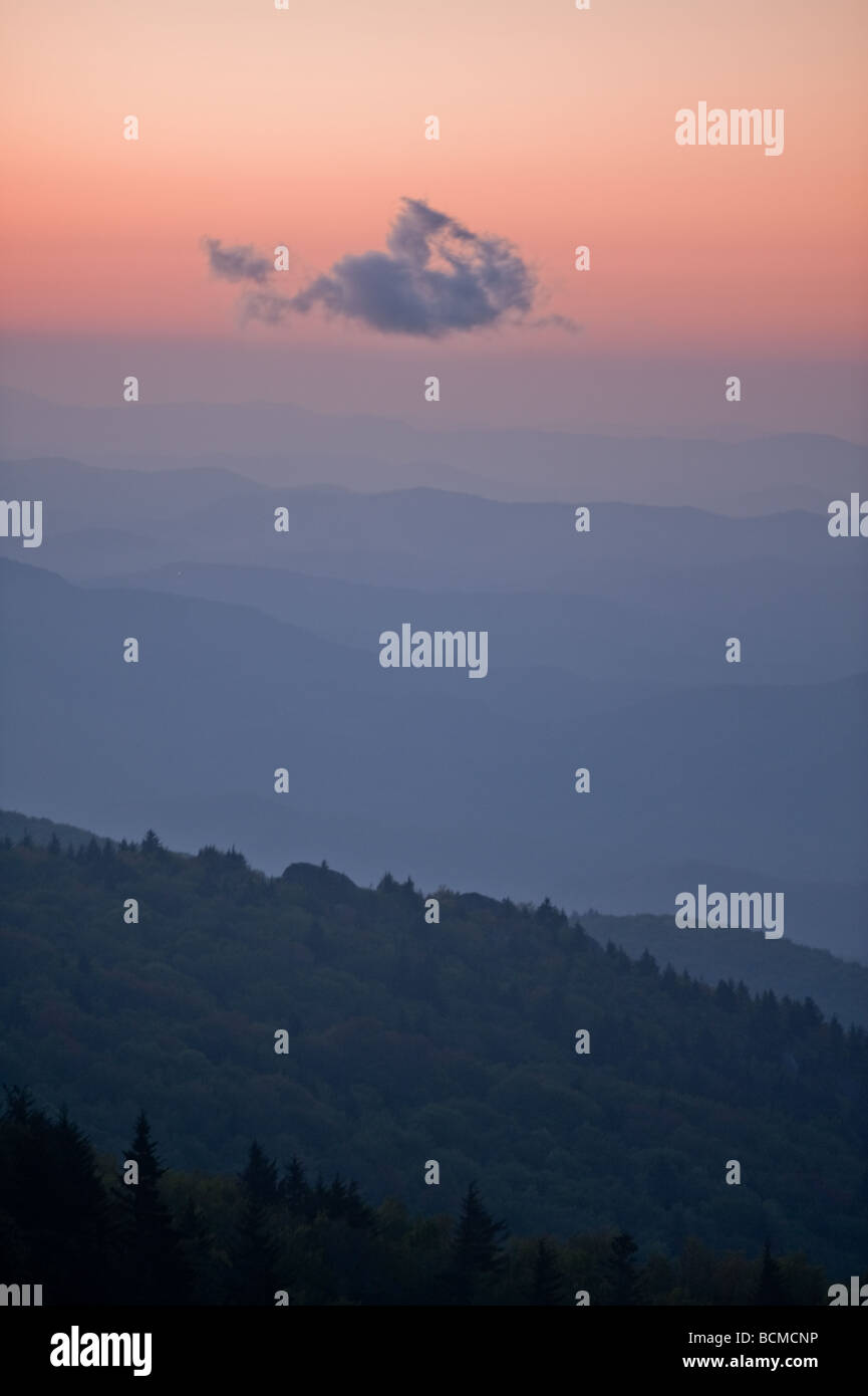 Lever du soleil sur les montagnes Blue Ridge près de Asheville, Caroline du Nord USA roses et bleus avec un nuage qui passe Banque D'Images