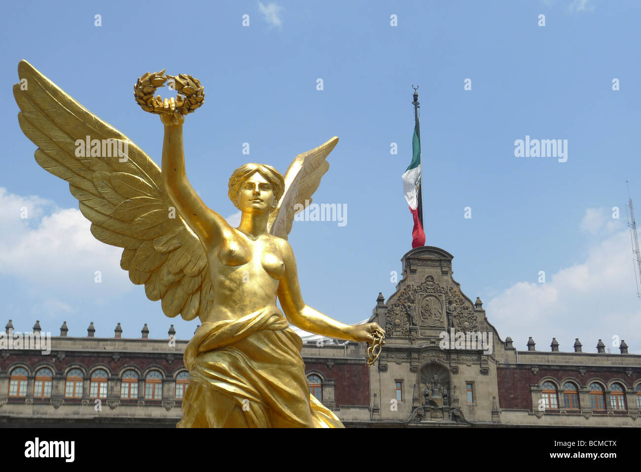 Statue de l'ange de l'indépendance devant le Palais National à Mexico Banque D'Images