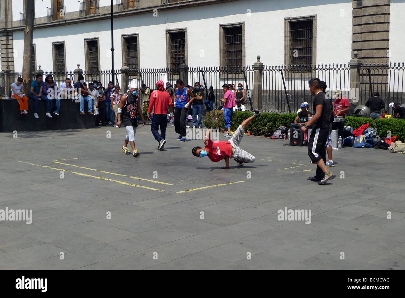 Le break dance dans les rues de Mexico au cours de l'épidémie de grippe porcine de 2009. Banque D'Images