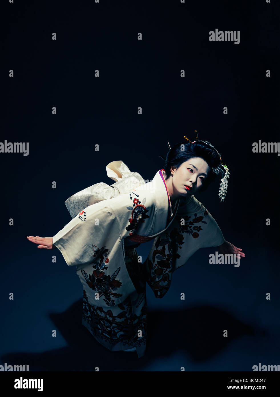 Poupée Mignonne Dans Le Kimono Une Poupée Mignonne S'habille Dans Un Kimono  Rouge Image stock - Image du asiatique, beau: 117180701