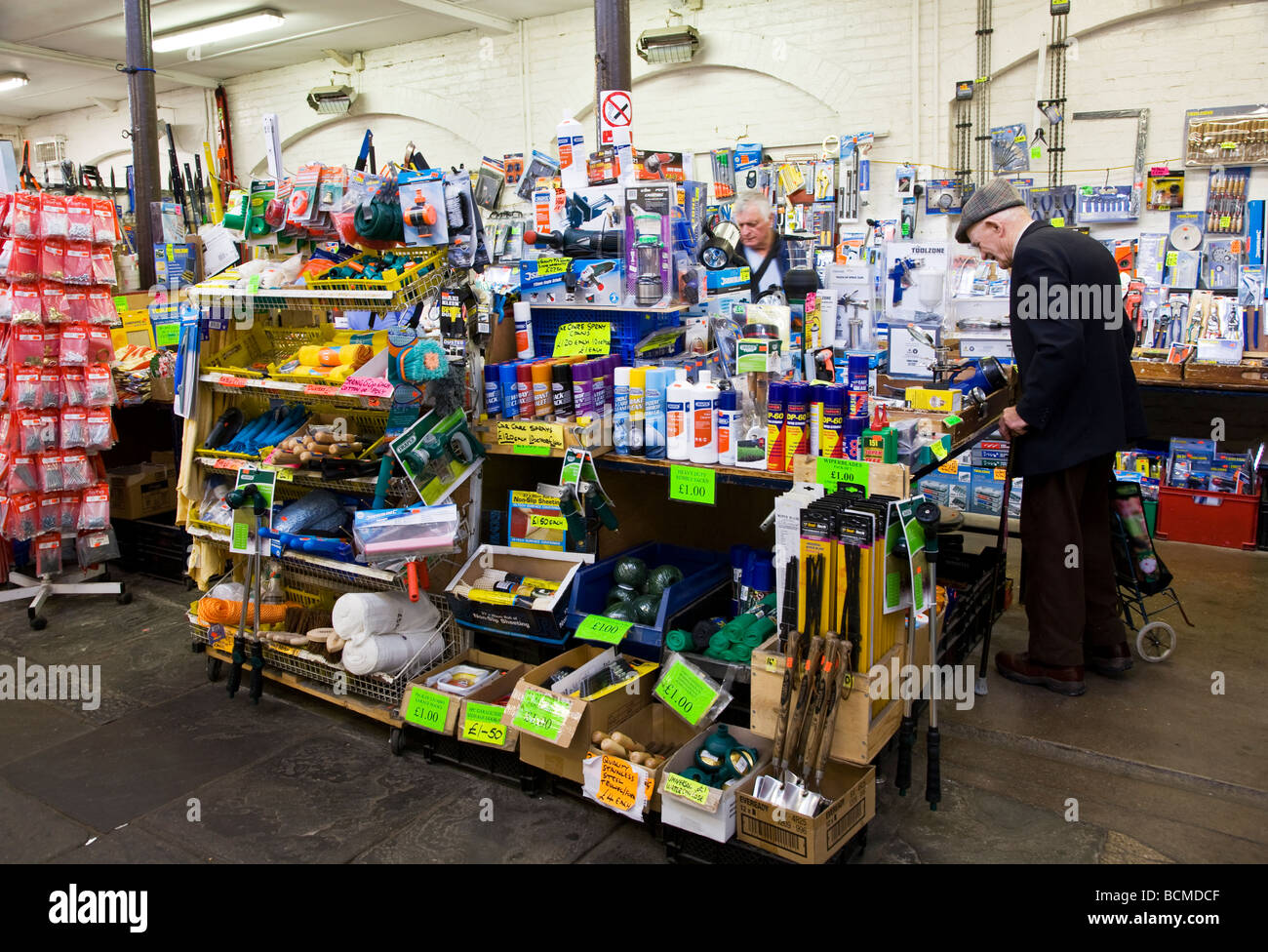 Matériel un stand au marché couvert de Shambles dans le typique marché anglais ville de Devizes Wiltshire England UK Banque D'Images