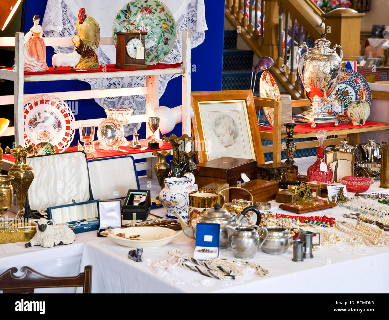 Un stand au marché d'antiquités dans le typique marché anglais ville de Devizes Wiltshire England UK Banque D'Images