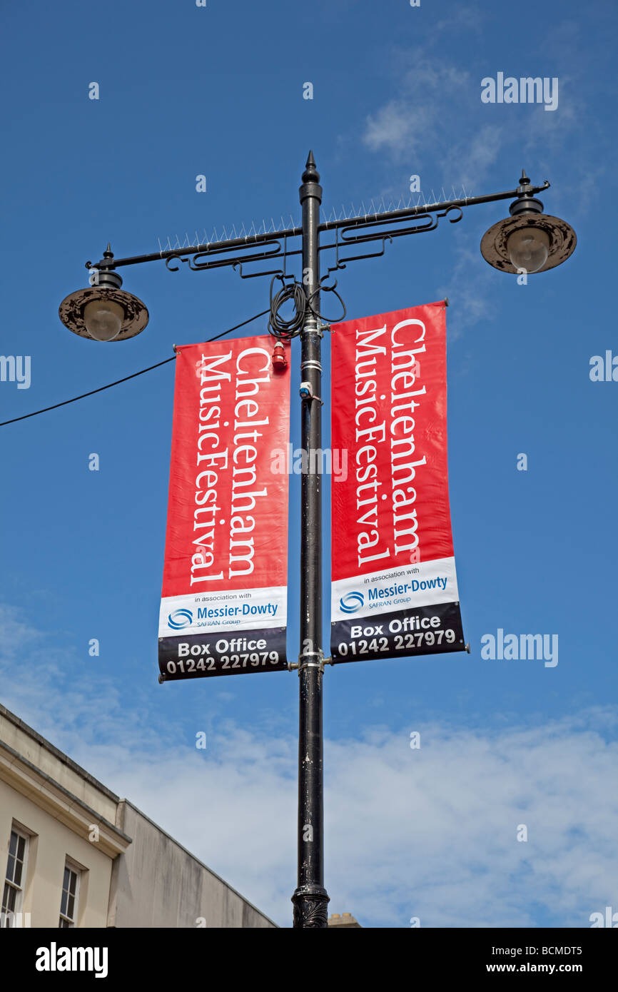 Bannières rouge vif sur un lampadaire à Cheltenham High street festival de musique annuel de publicité UK Banque D'Images