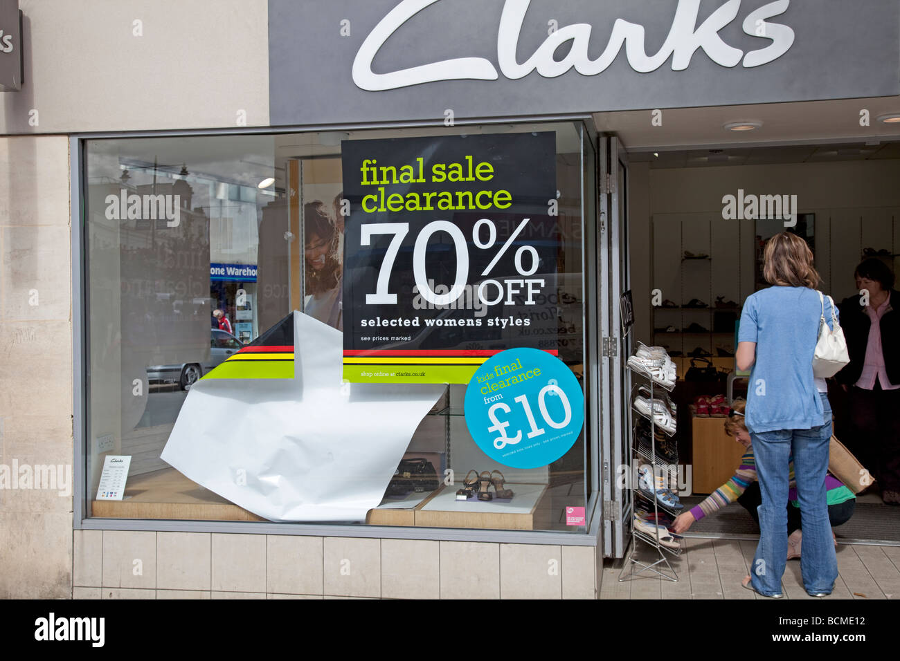 Vente de liquidation finale des avis dans la fenêtre de magasin de chaussures offrant gros rabais Cheltenham UK Banque D'Images