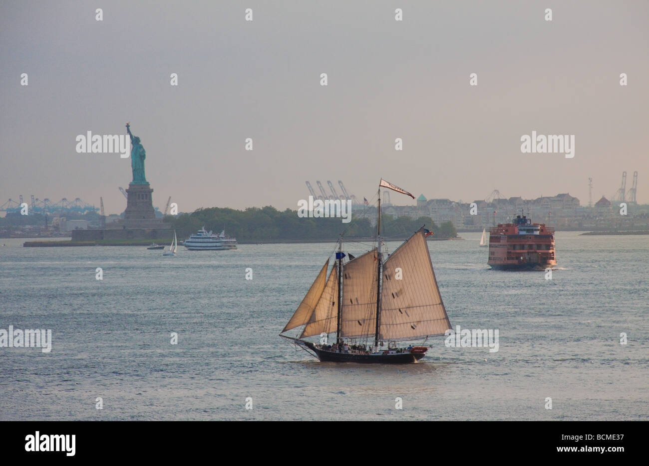 Visiter la goélette, le port de New York, avec Statue de la liberté, Staten Island Ferry Banque D'Images