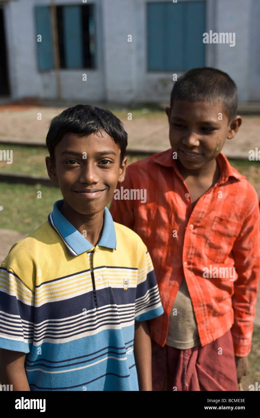 Les enfants de la rue de la gare de Khulna au Bangladesh Banque D'Images