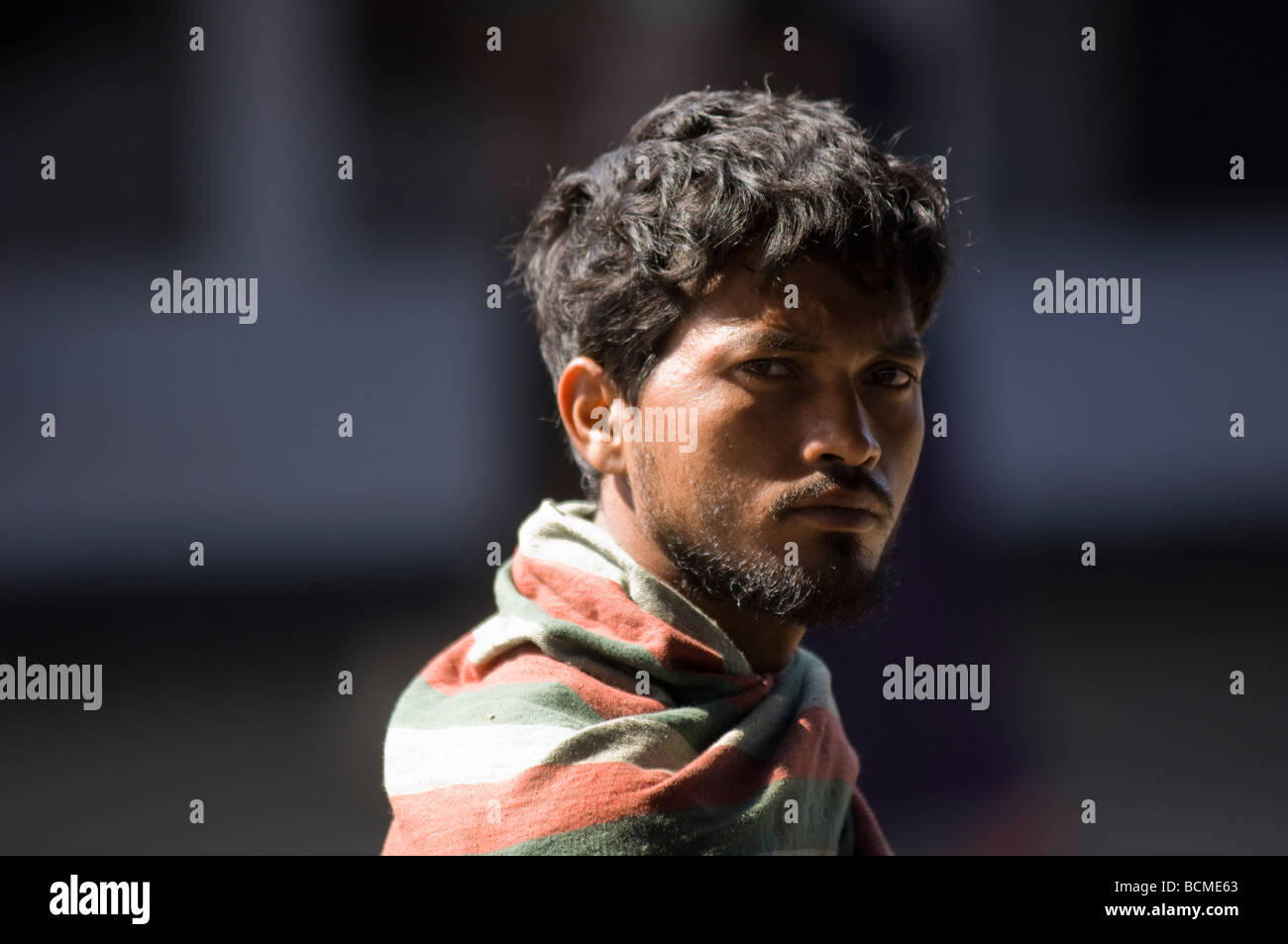 L'homme du Bangladesh looking at camera Banque D'Images