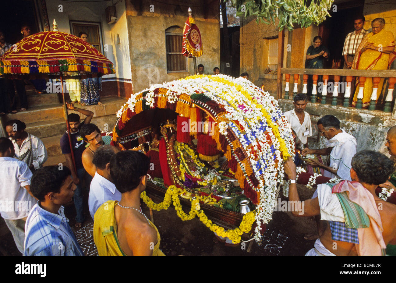 Une statue de la déité est ont défilé dans les rues pendant le Festival de Shivaratri Inde Karnataka Gokarna Banque D'Images
