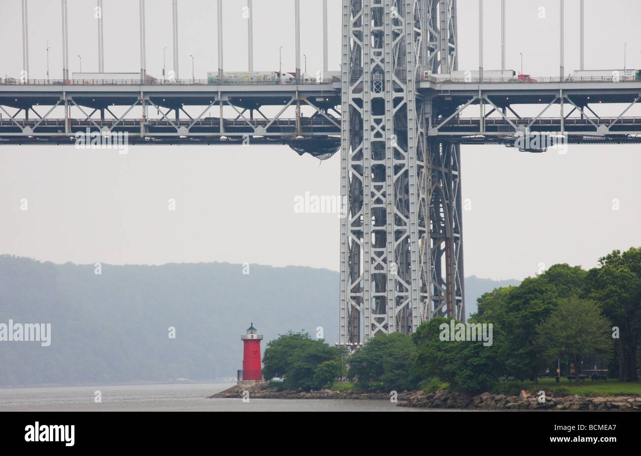 George Washington Bridge et le petit phare rouge, New York NY USA Banque D'Images