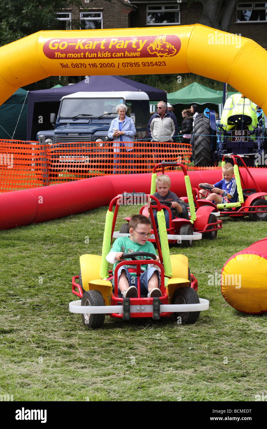 Les garçons à un karting English summer fete. Banque D'Images