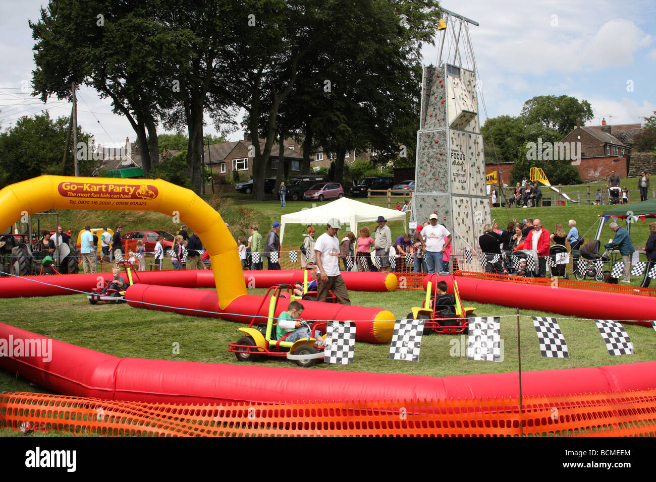 Les garçons à un karting English summer fete. Banque D'Images