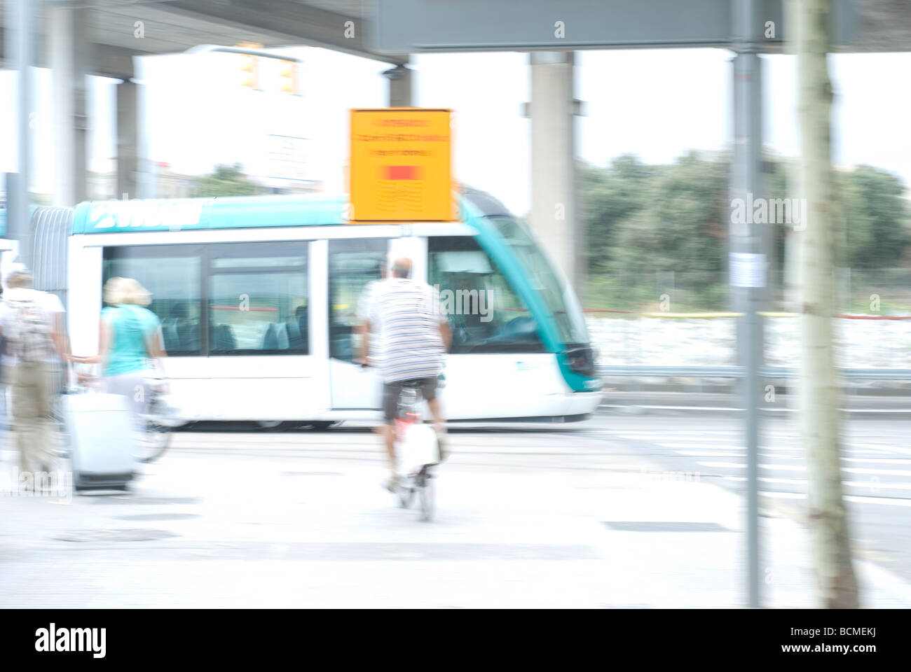 Location équitation homme sur la voie de tramway. Barcelone- Espagne Banque D'Images