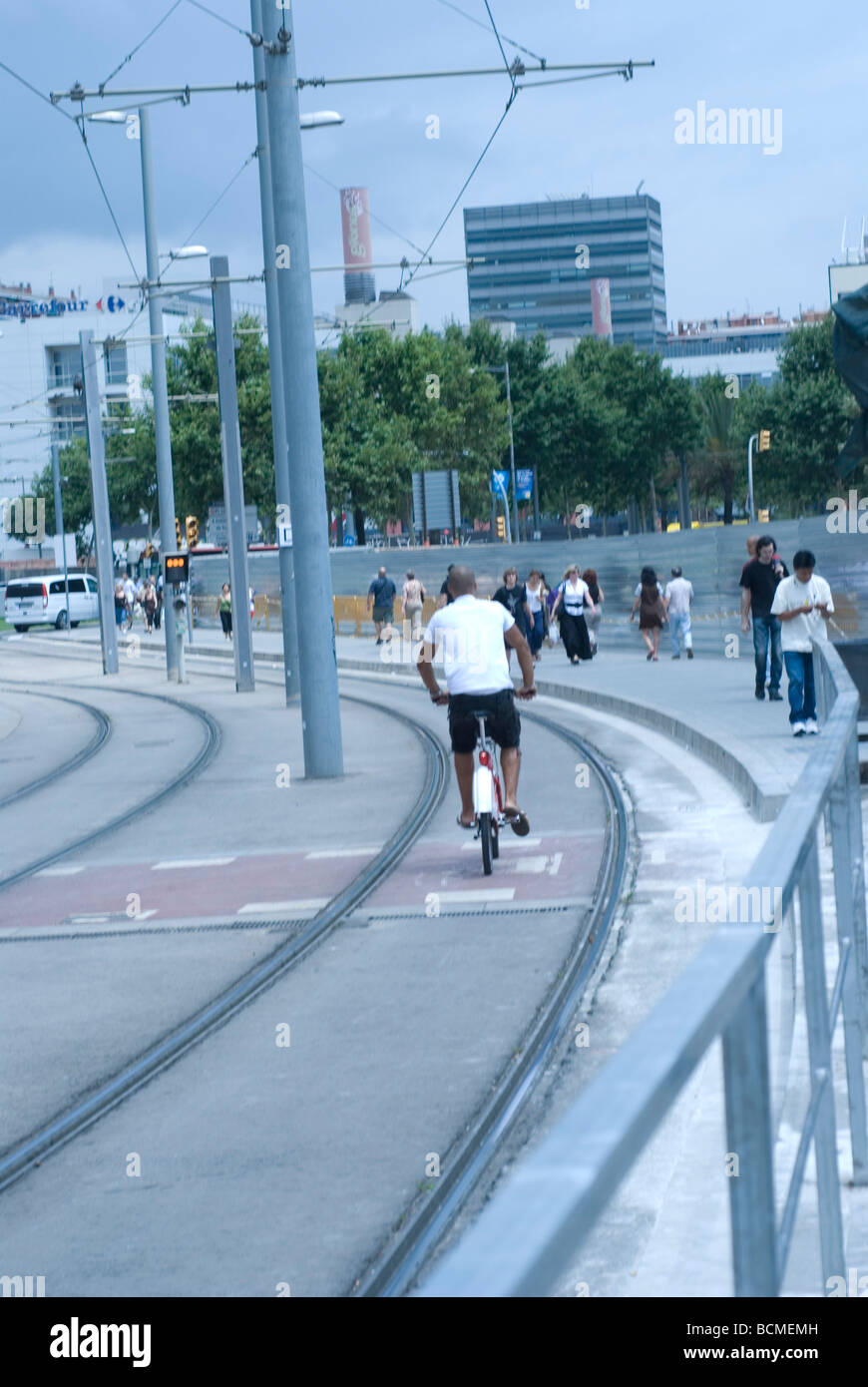 Location équitation homme sur la voie de tramway. Barcelone- Espagne Banque D'Images