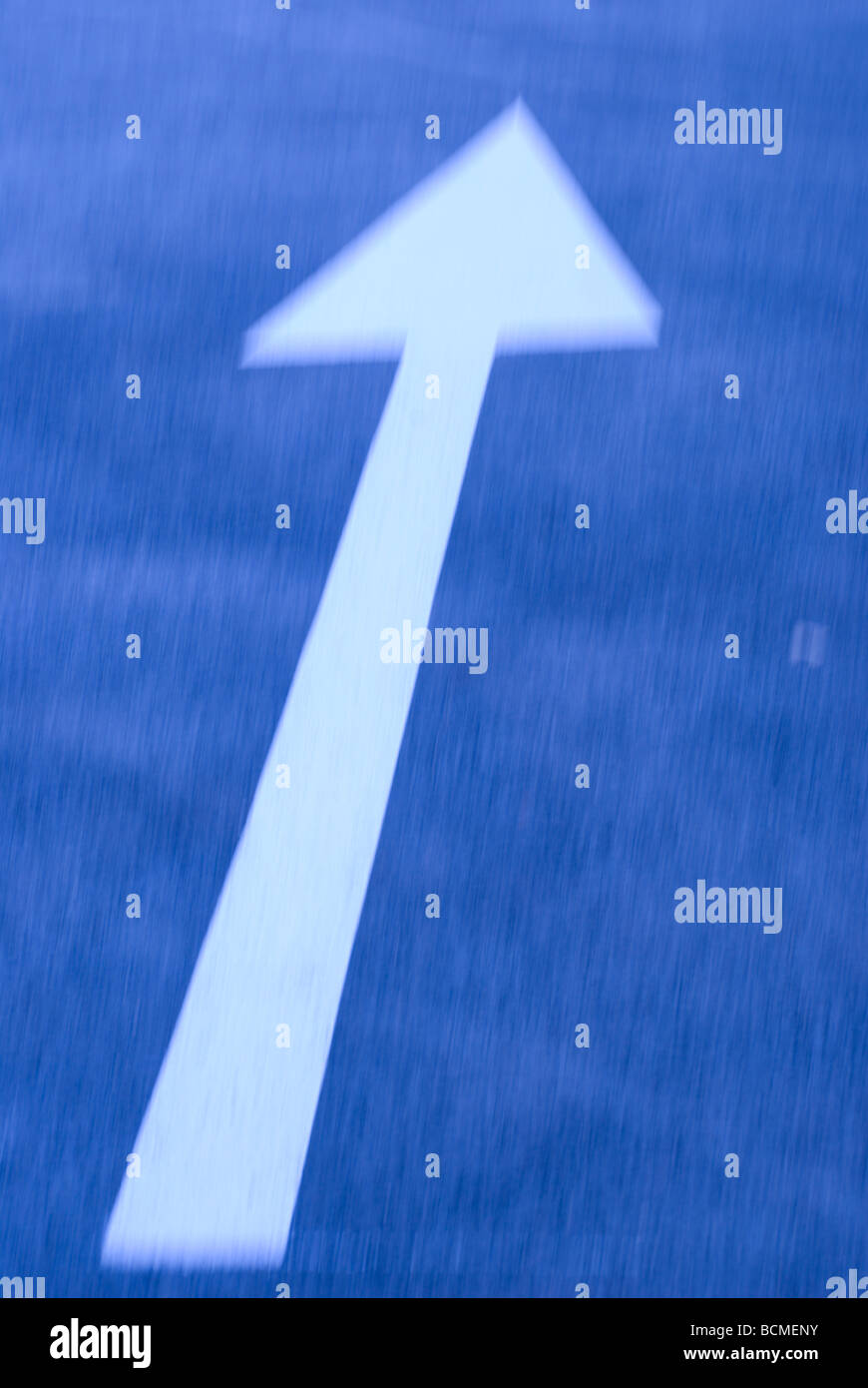 Arrow sign on the road in motion Banque D'Images