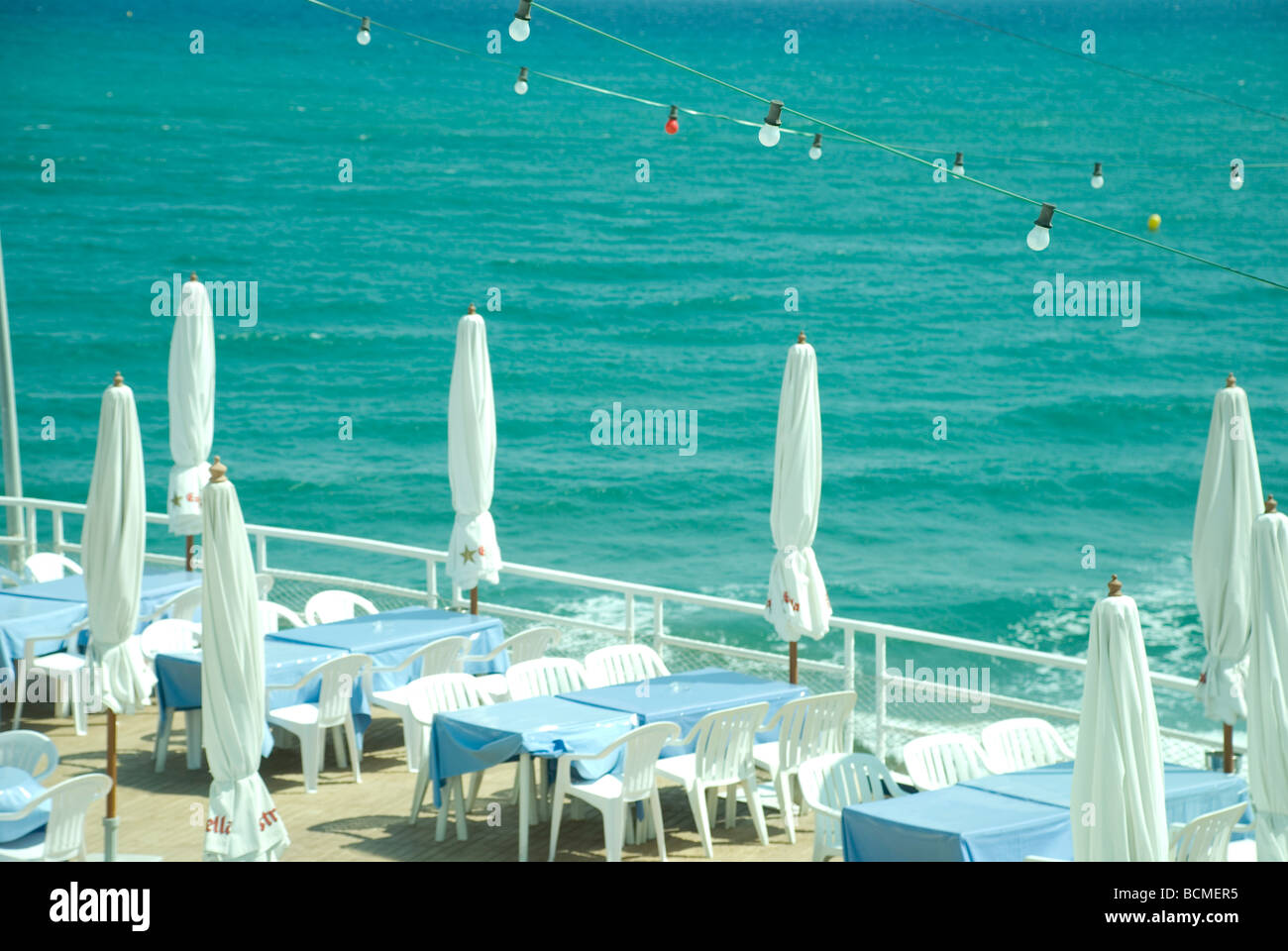 Beach bar terrasse à Sitges, Barcelone - Espagne Banque D'Images