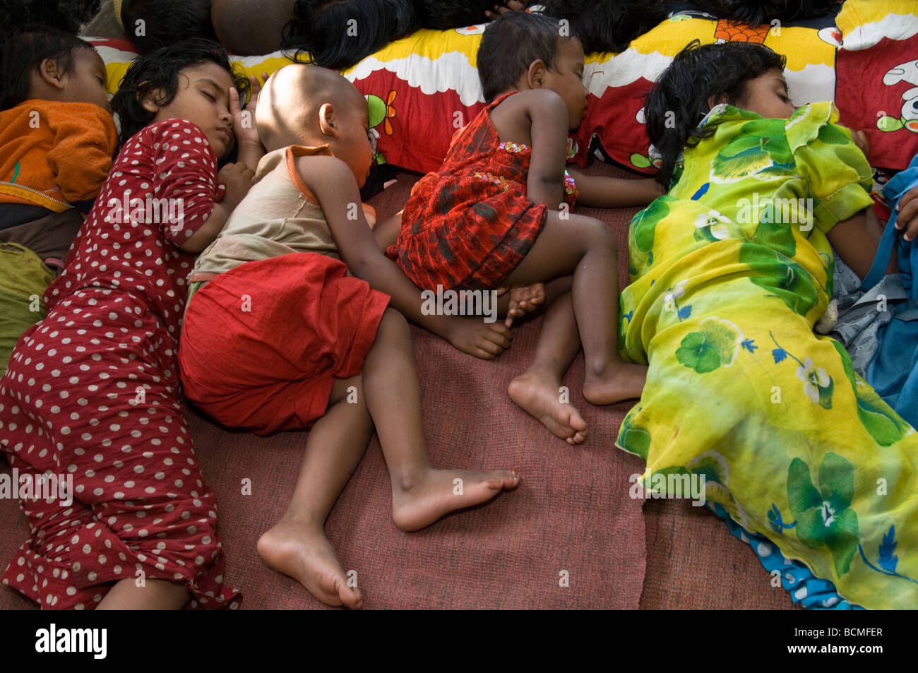 Les enfants dormant sur le plancher de l'abri Jamalpur Bangladesh Banque D'Images