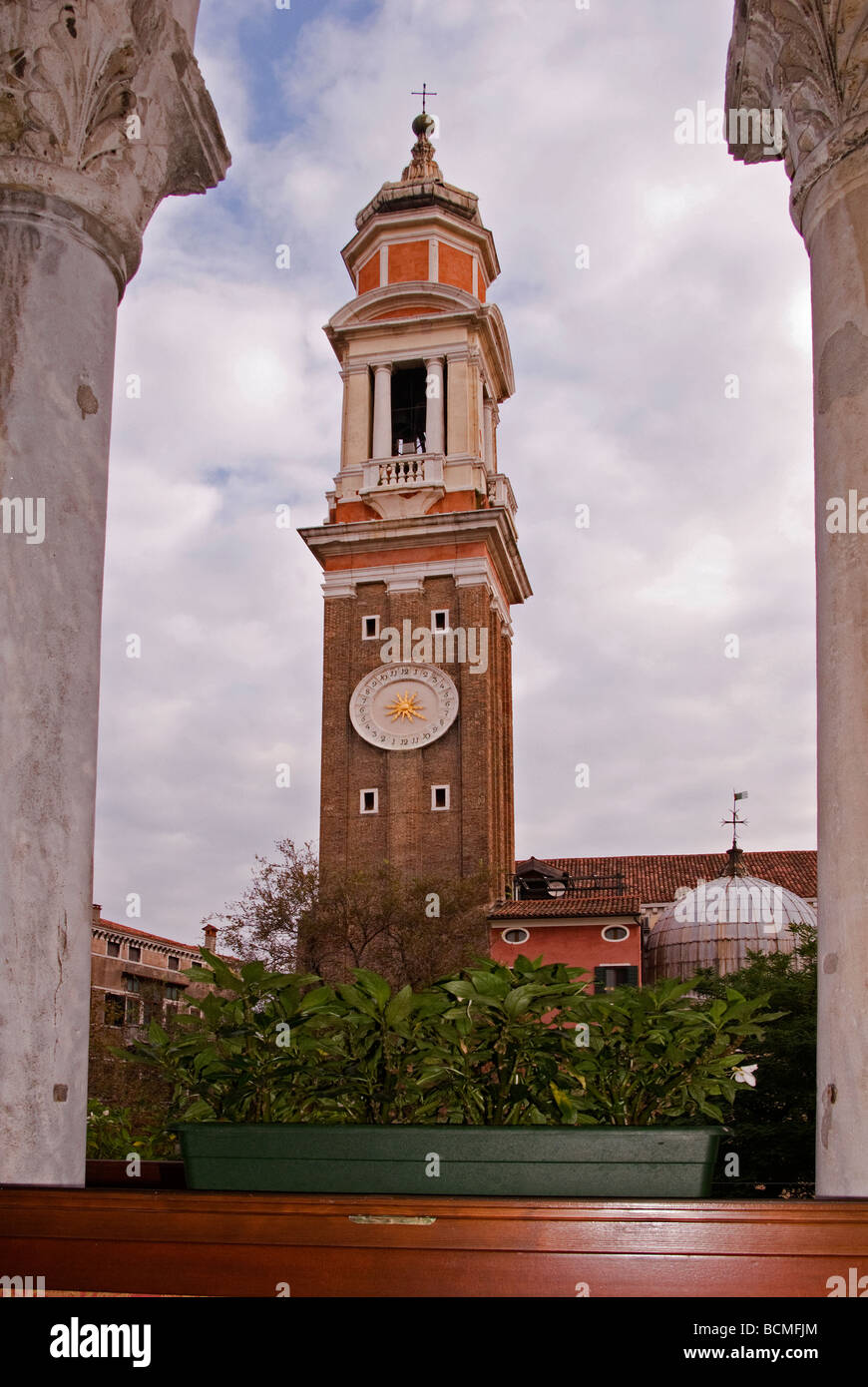 Italie Vénétie Venise Venezia clocher et l'horloge sur Chiesa di Santi Apostoli à partir de l'Hôtel Antico Doge master suite Banque D'Images