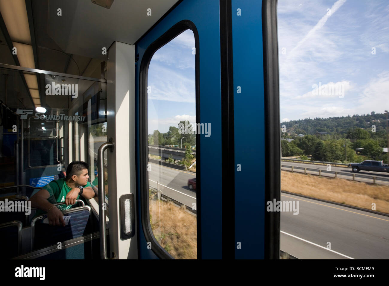 Passager donne une veuve donnant sur I 5 Link Light Rail Car la journée d'ouverture Seattle Link Light Rail Banque D'Images