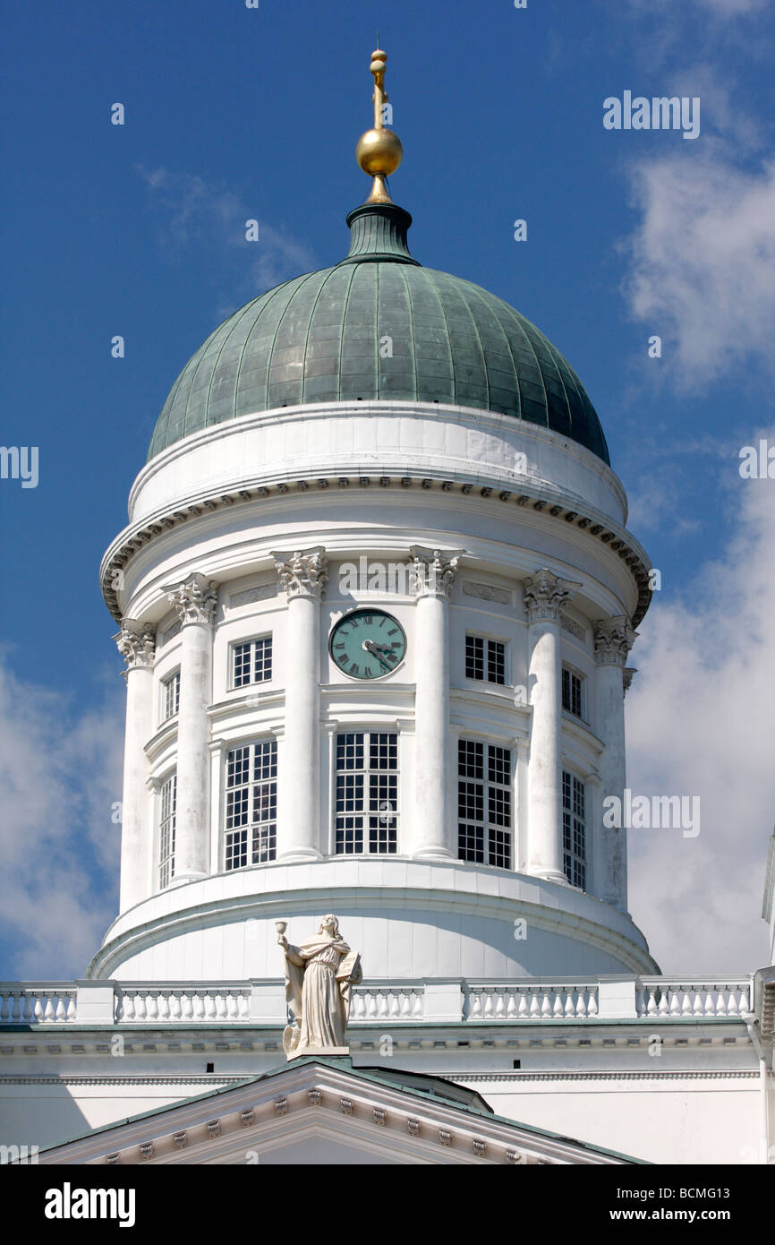 Tour de l'horloge sur Tuomo Kirkko Cathédrale à Helsinki, Finlande Banque D'Images
