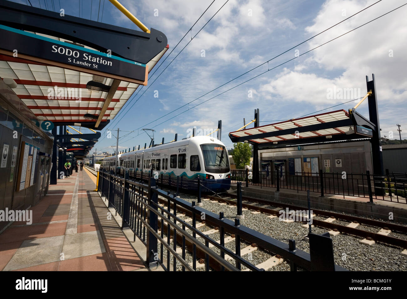 Seattle LInk Light Rail Voiture Quitter le jour de l'ouverture de la station de SODO Banque D'Images