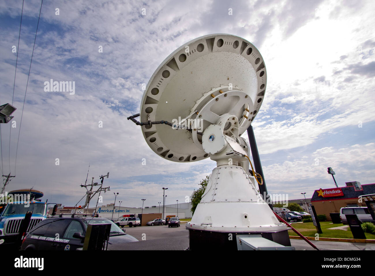 Un radar doppler moblie plat chariot pour le projet Vortex 2. Banque D'Images