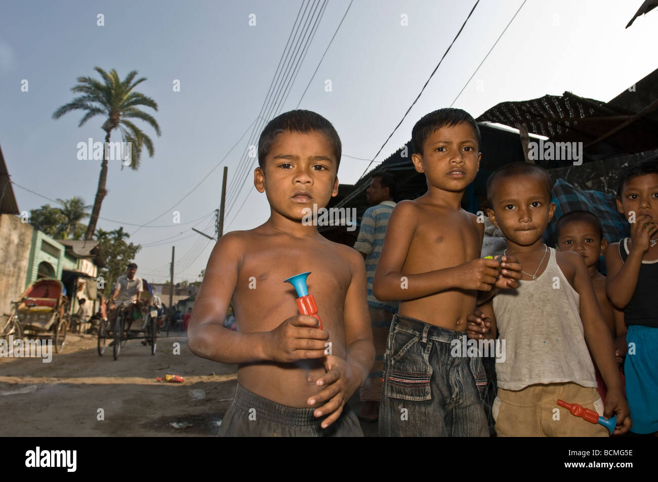 Les enfants sur la rue Jamalpur Bangladesh Banque D'Images