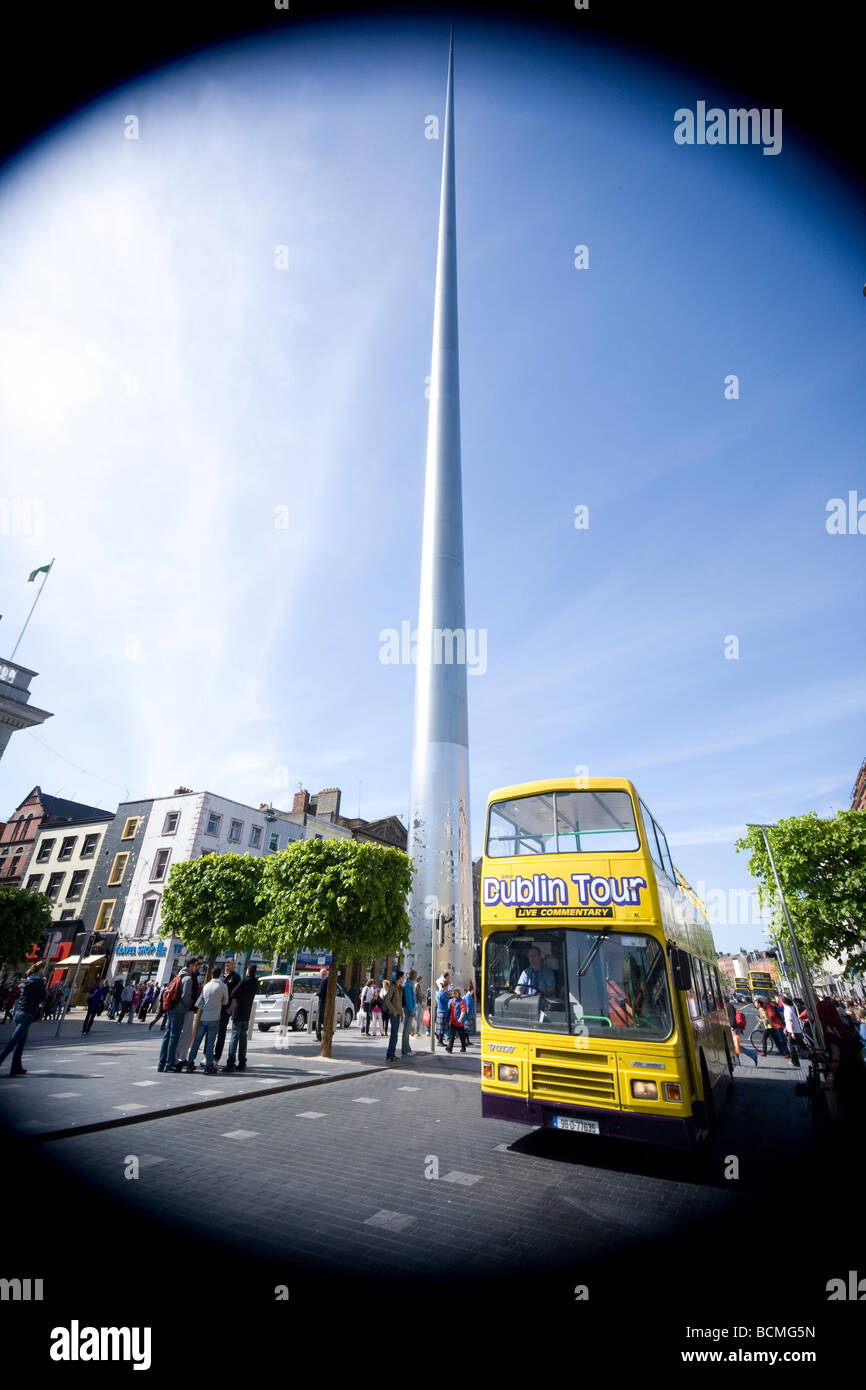 Spire de Dublin avec Tour Bus Irlande Banque D'Images