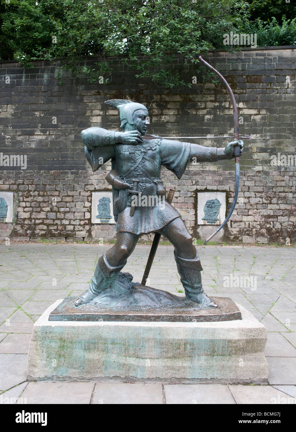 Statue de Robin Hood (standingn à l'extérieur du musée du château de Nottingham Nottingham en Angleterre Banque D'Images