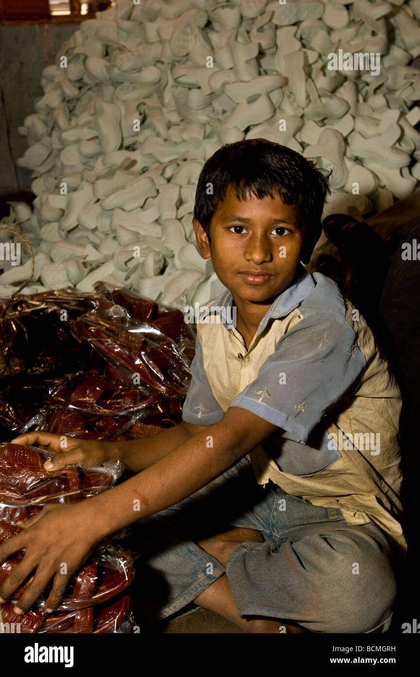 Le travail des enfants en usine de chaussures de Dhaka Banque D'Images