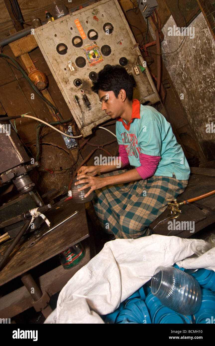 Garçon d'utiliser la machine en usine Dhaka Bangladesh Banque D'Images