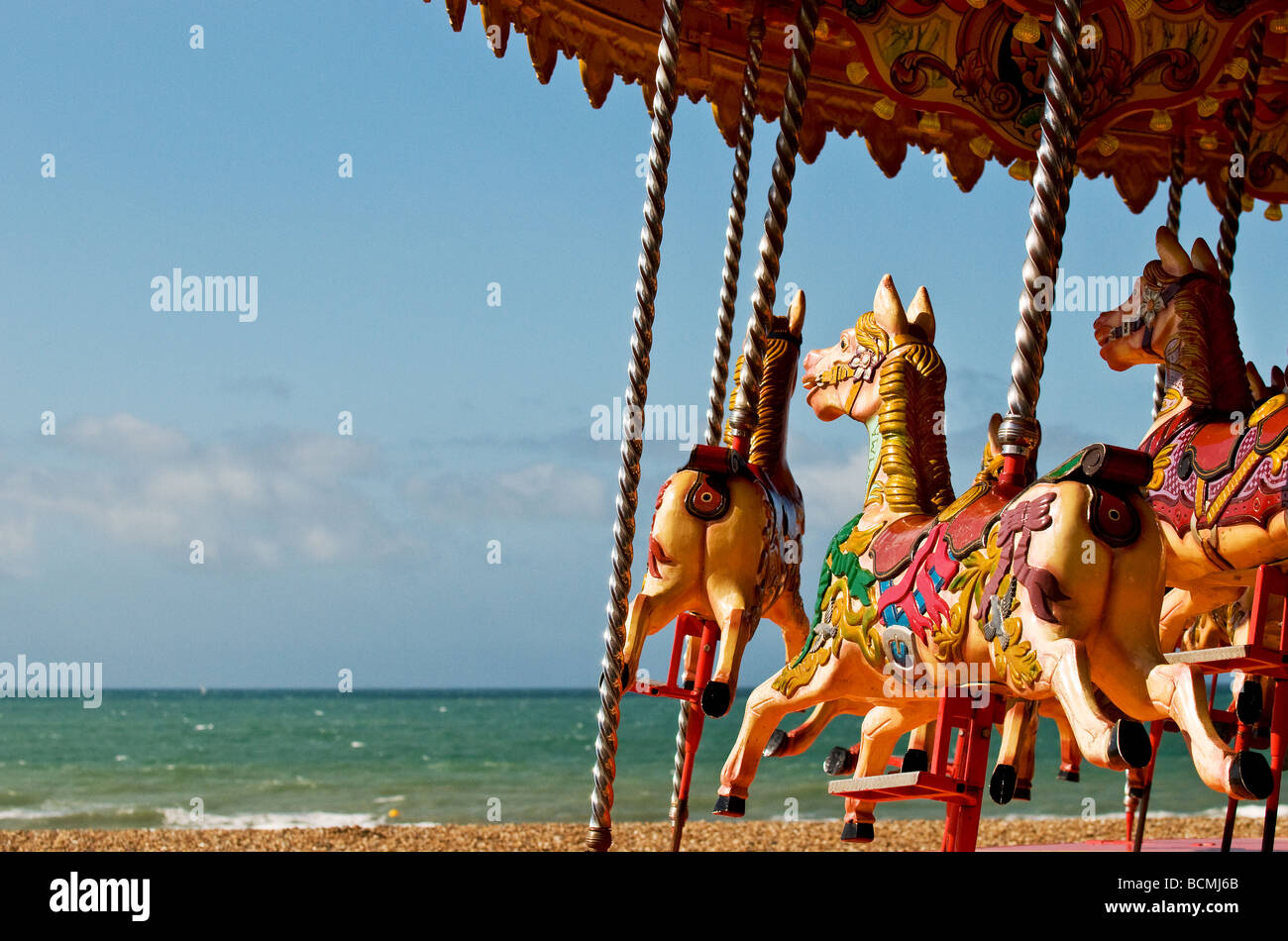 Un carrousel traditionnel sur le front de mer de Brighton, dans le Sussex. Banque D'Images