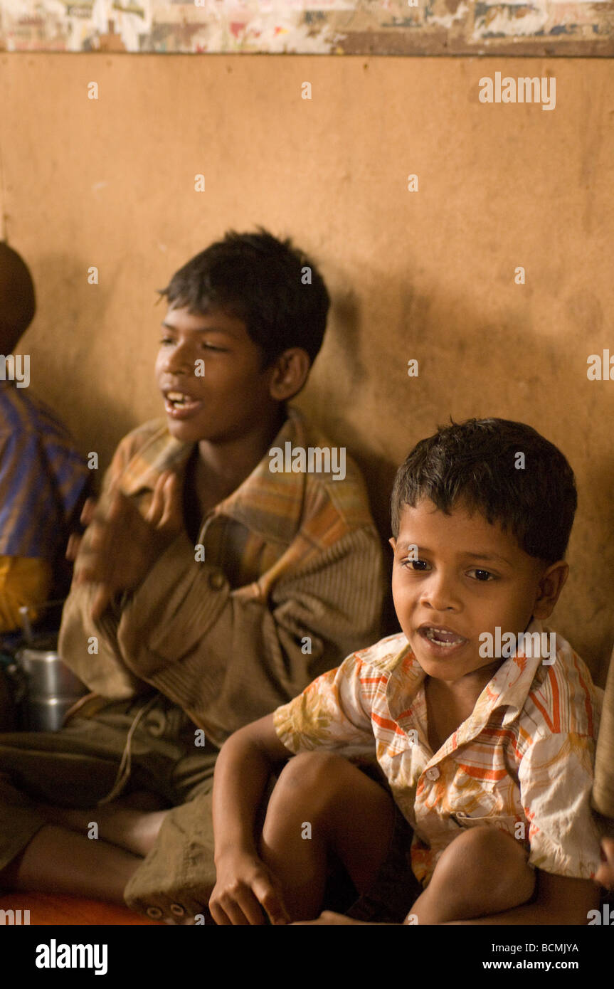 Les enfants de la rue dans l'éducation informelle à Dhaka Bangladesh terminal de bateaux Banque D'Images