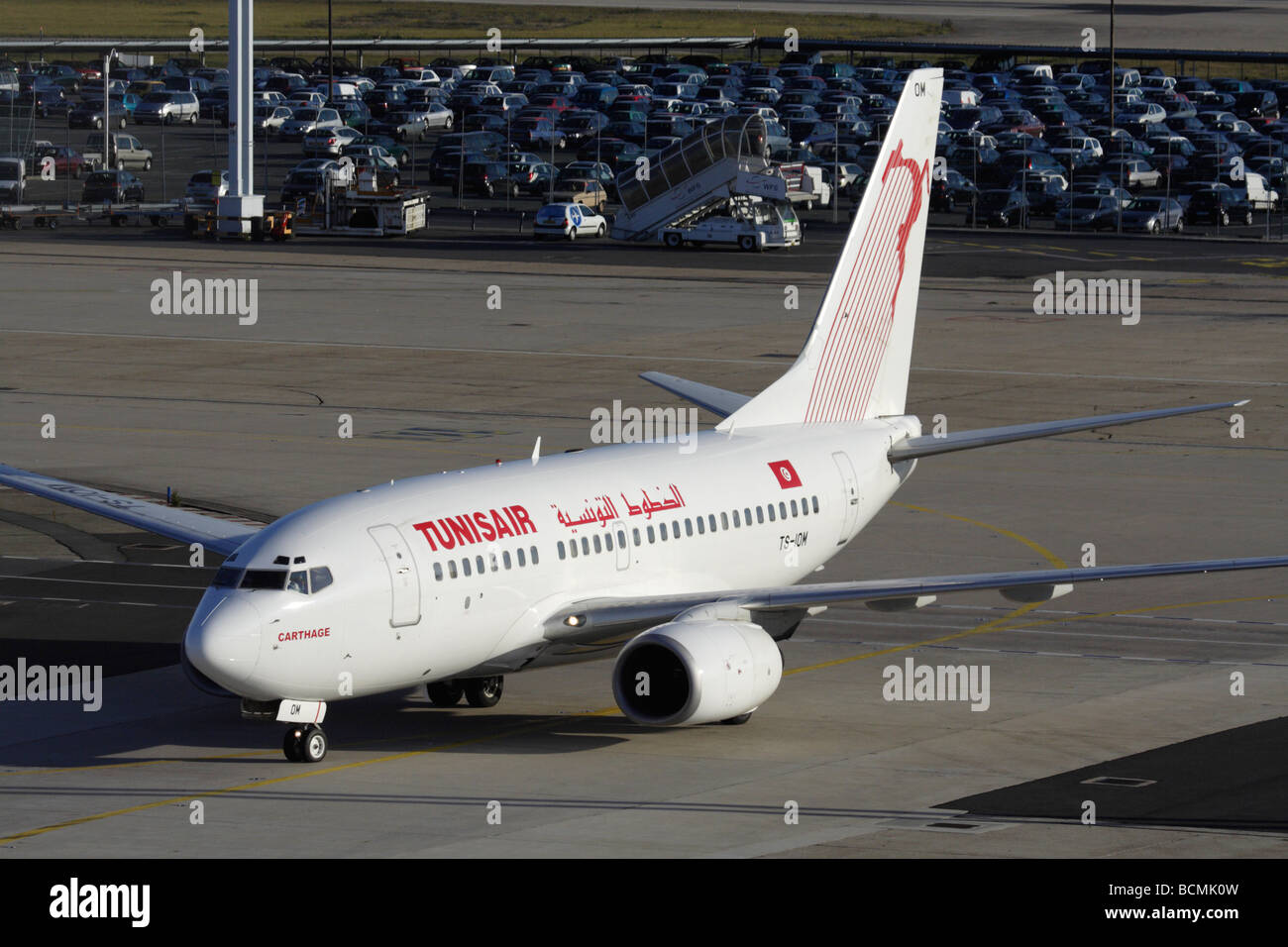 Tunisair Boeing 737-600 roulait sur la ligne la ligne de circulation jaune à l'arrivée à l'aéroport de Paris Orly Banque D'Images