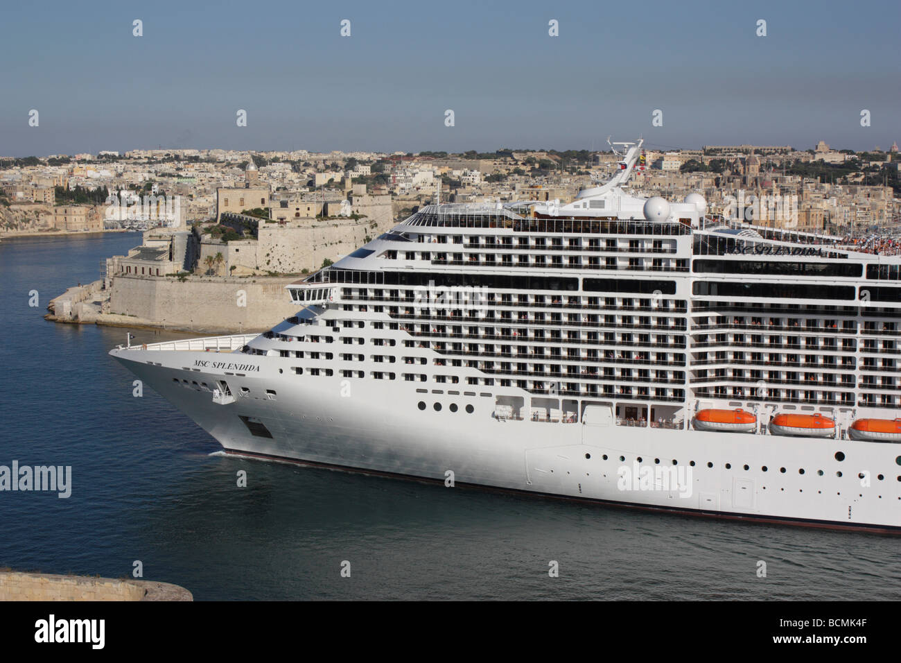 Le grand bateau de croisière MSC Splendida quitte le Grand Port de Malte Banque D'Images