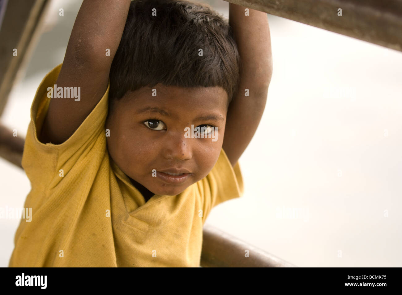Enfants sans abri à bateau De Dhaka Bangladesh Terminal Banque D'Images
