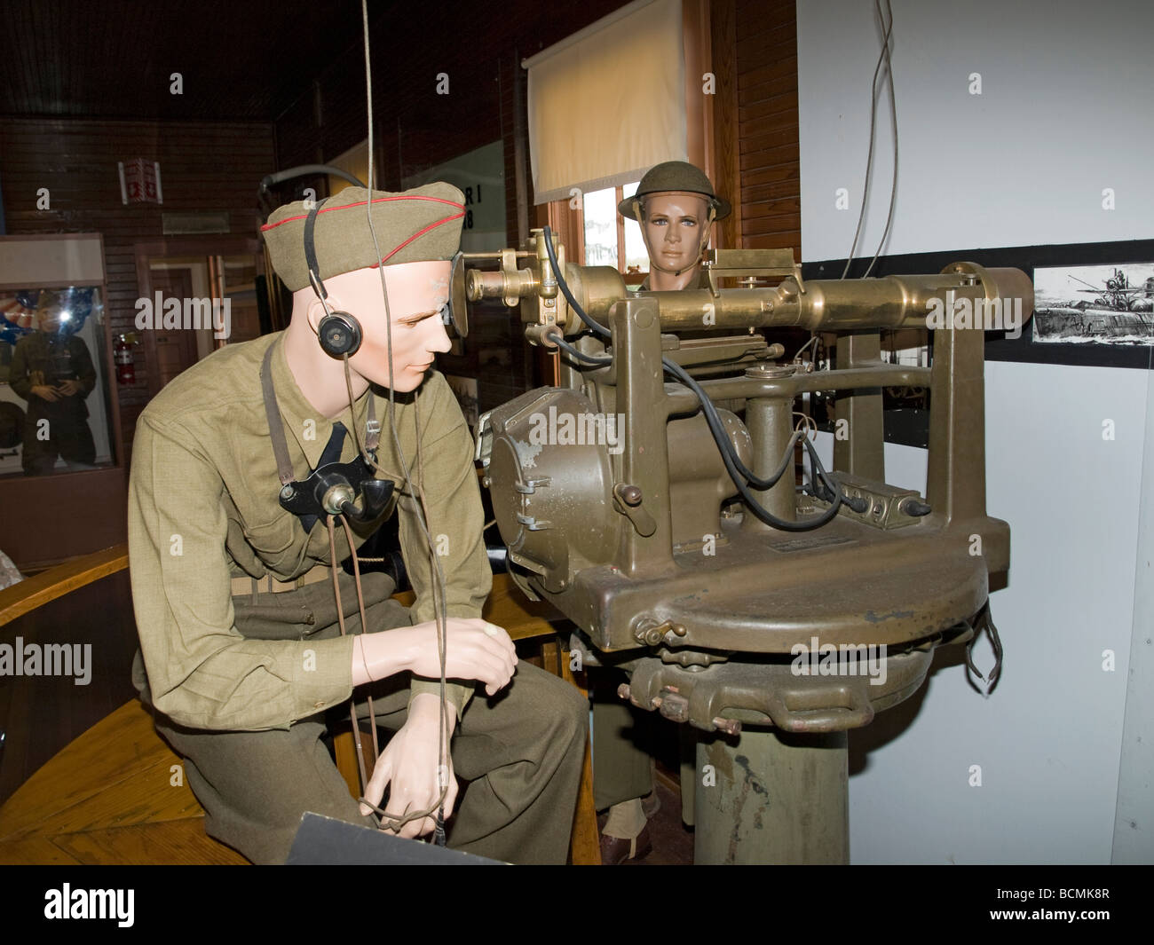 Un écran de soldats et de matériel militaire de la Seconde Guerre mondiale à l'historique Fort Stevens Oregon State Park Banque D'Images